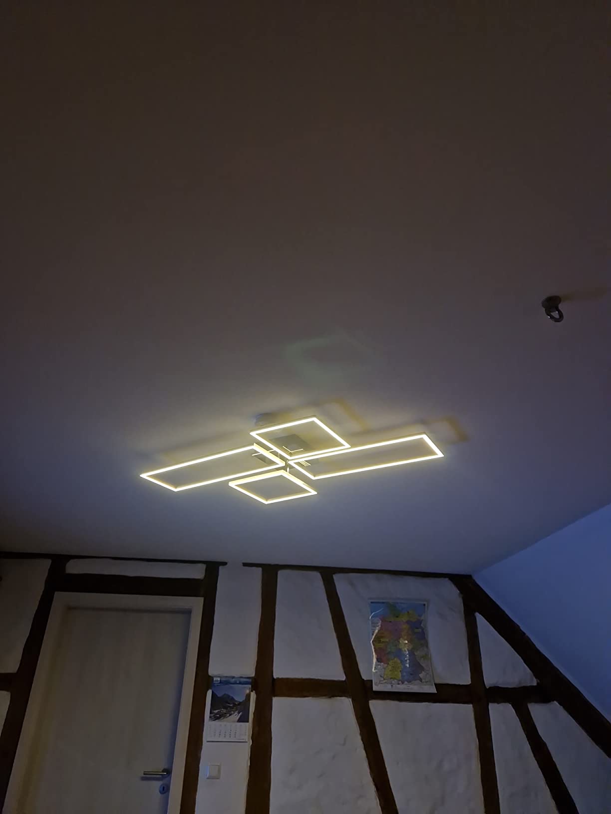 Modernes Lichtwunder für großes Zimmer