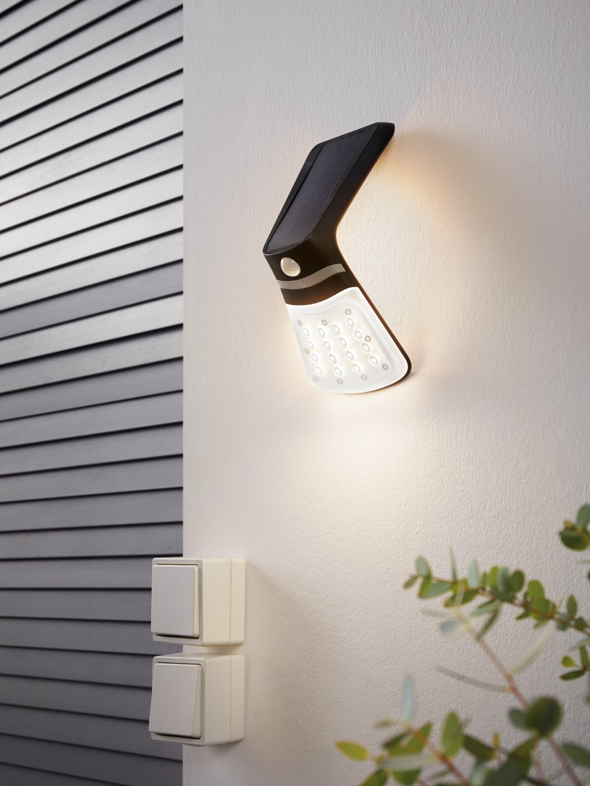 eglo-lamozzo-1-solar-led-au-en-wandleuchte-schwarz-bewegungsmelder-tag-nacht-sen image 3