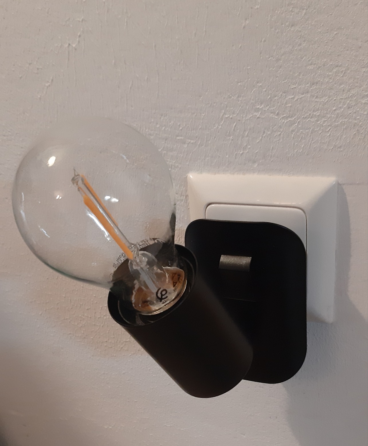 Ideal für Seniorenbett mit direktem, blendfreiem Leselicht ohne Installation, Schalter gut erreichbar, Gelenk leichtgängig aber stabil, E27 frei wählbar und schwarzes Gehäuse zeitlos schlicht