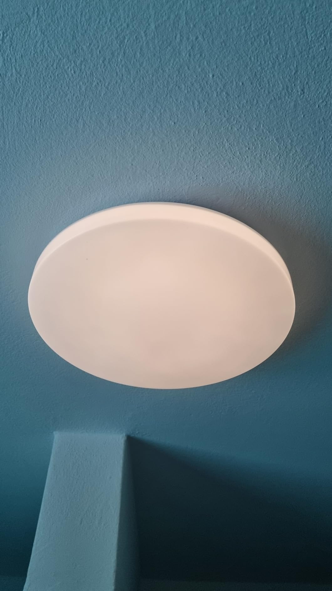 Hell und schlicht fürs Bad
