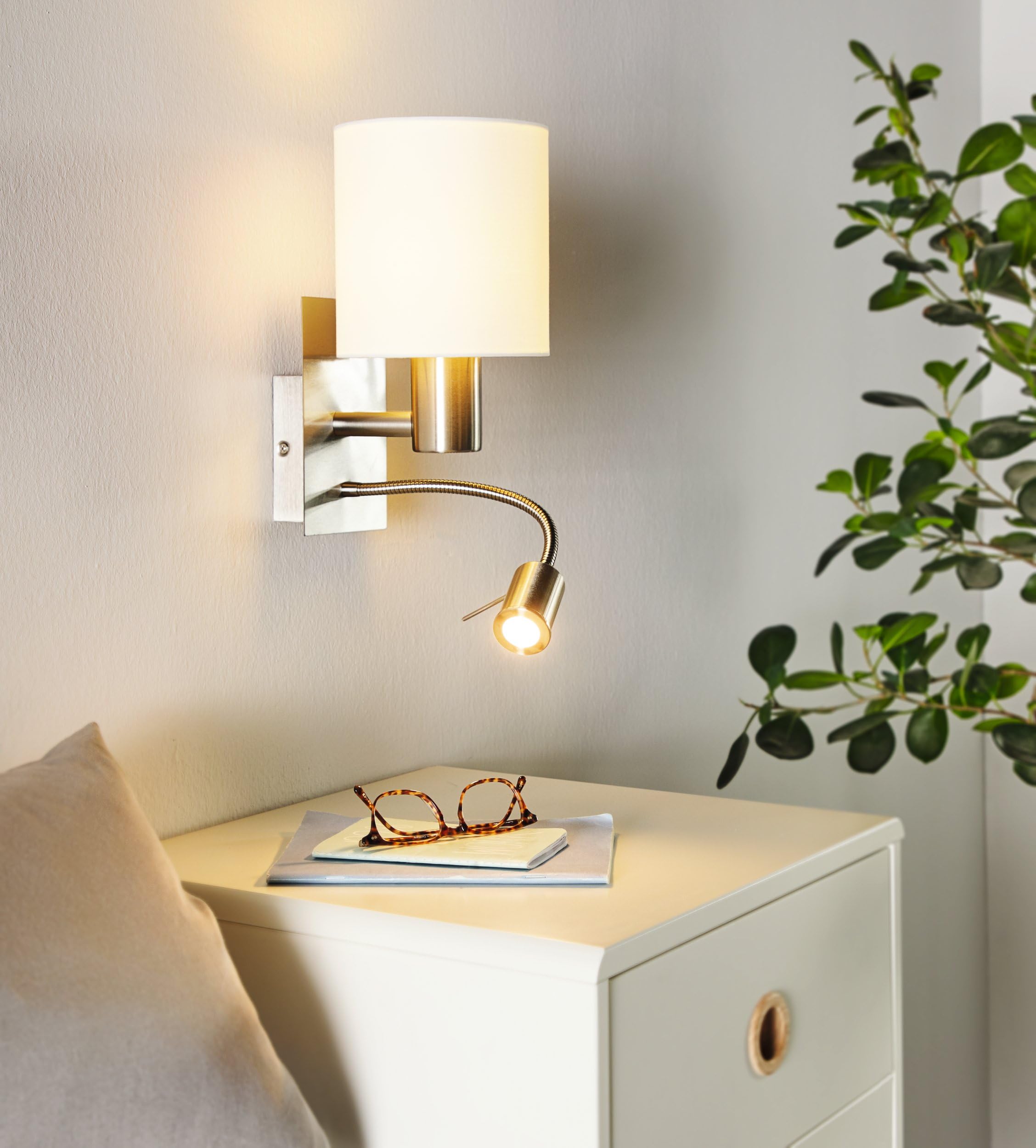 eglo-pasteri-wandlampe-2-flammig-textil-wei-led-leselicht-e27 image 4