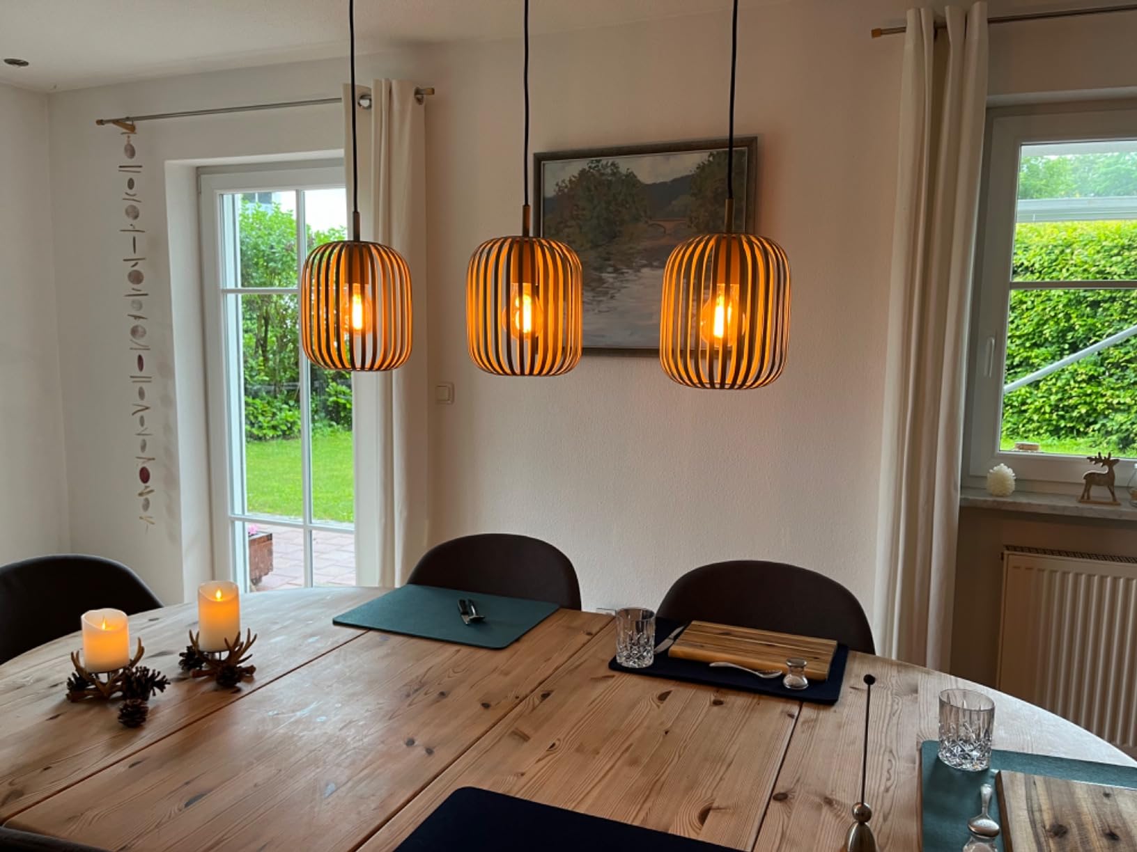 Schöne Lampe überm Tisch
