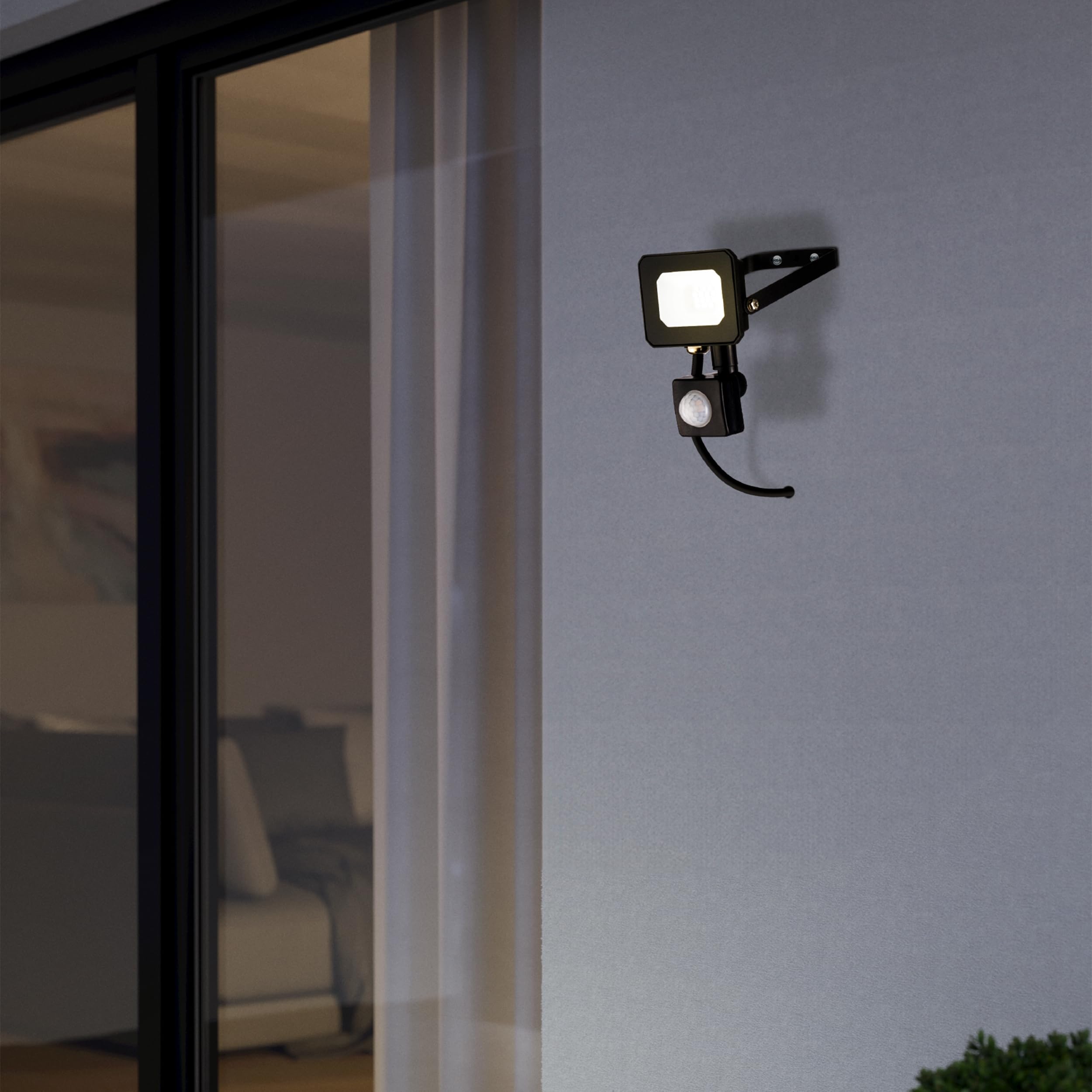 eglo-risacca-e-led-au-enstrahler-mit-bewegungsmelder-schwarz-850-lm-ip65 image 3