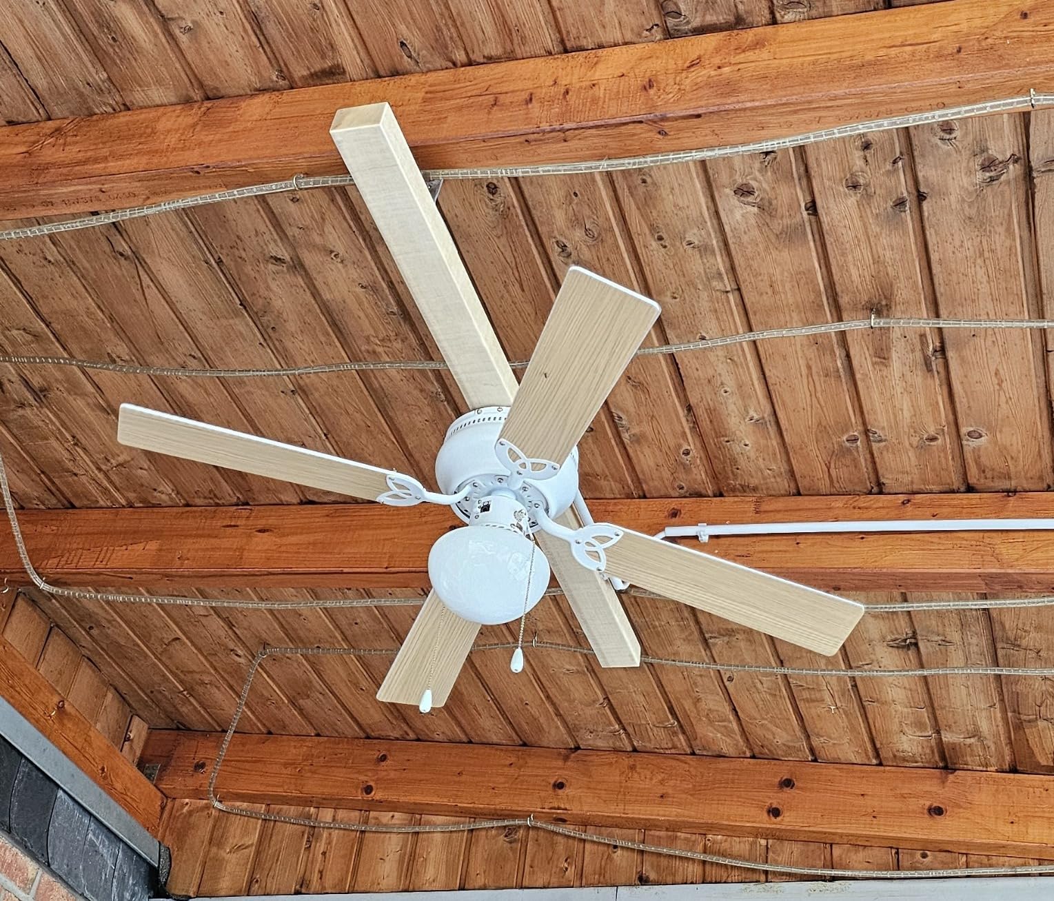 Guter Ventilator für Dachgeschoss, läuft ruhig und macht ordentlich Wind